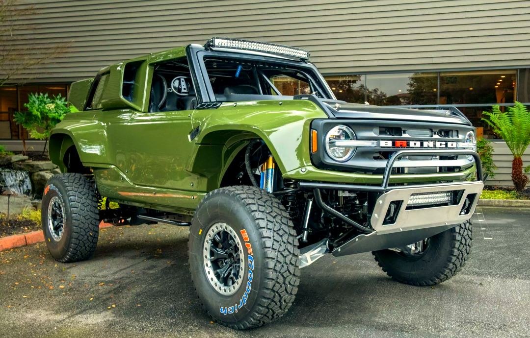 迥然不同,却与赛道上的超级跑车有着相似的魅力