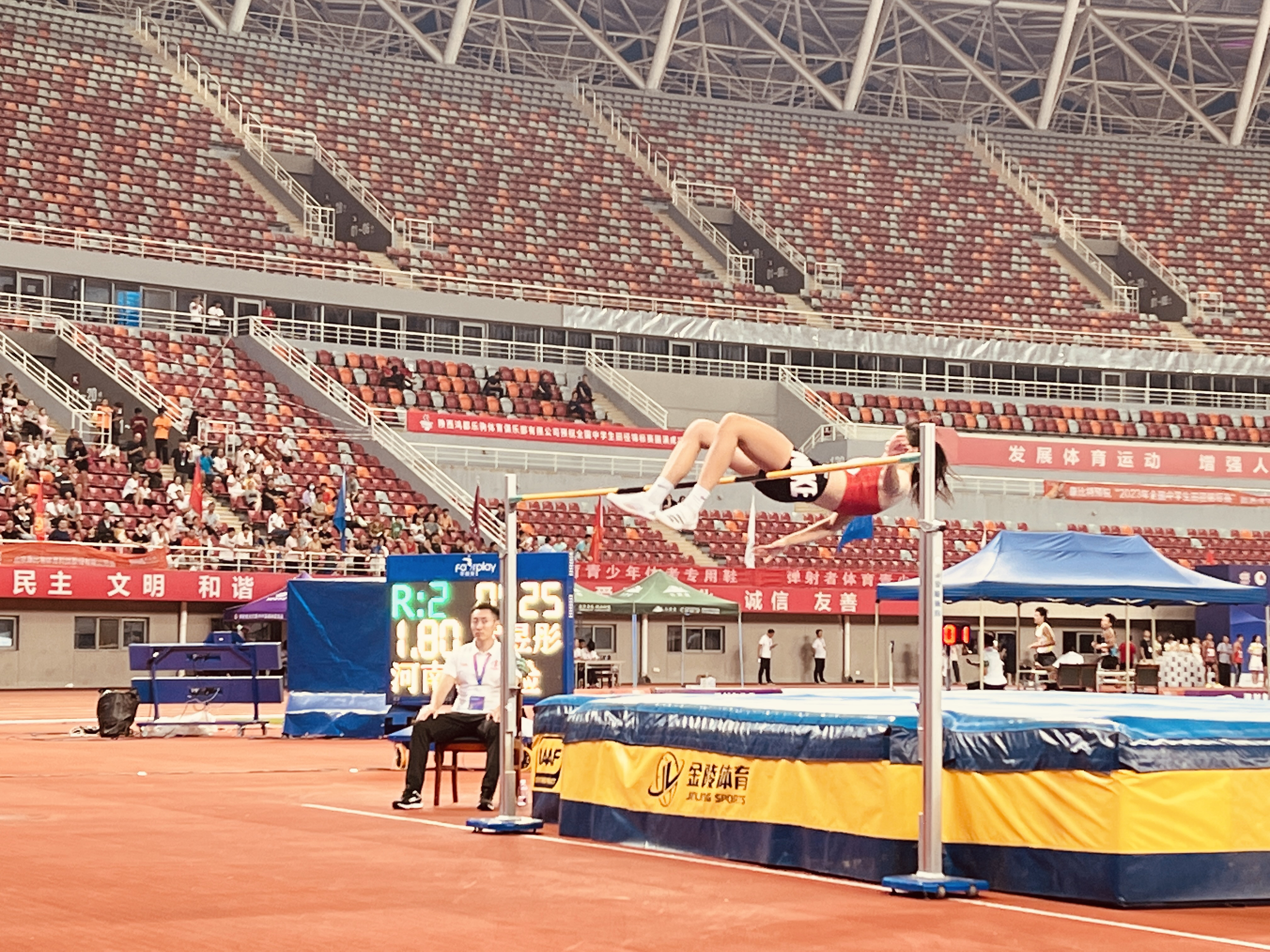 河南高中生跳高比赛打破国内尘封11年纪录 网友:自古英雄出少年