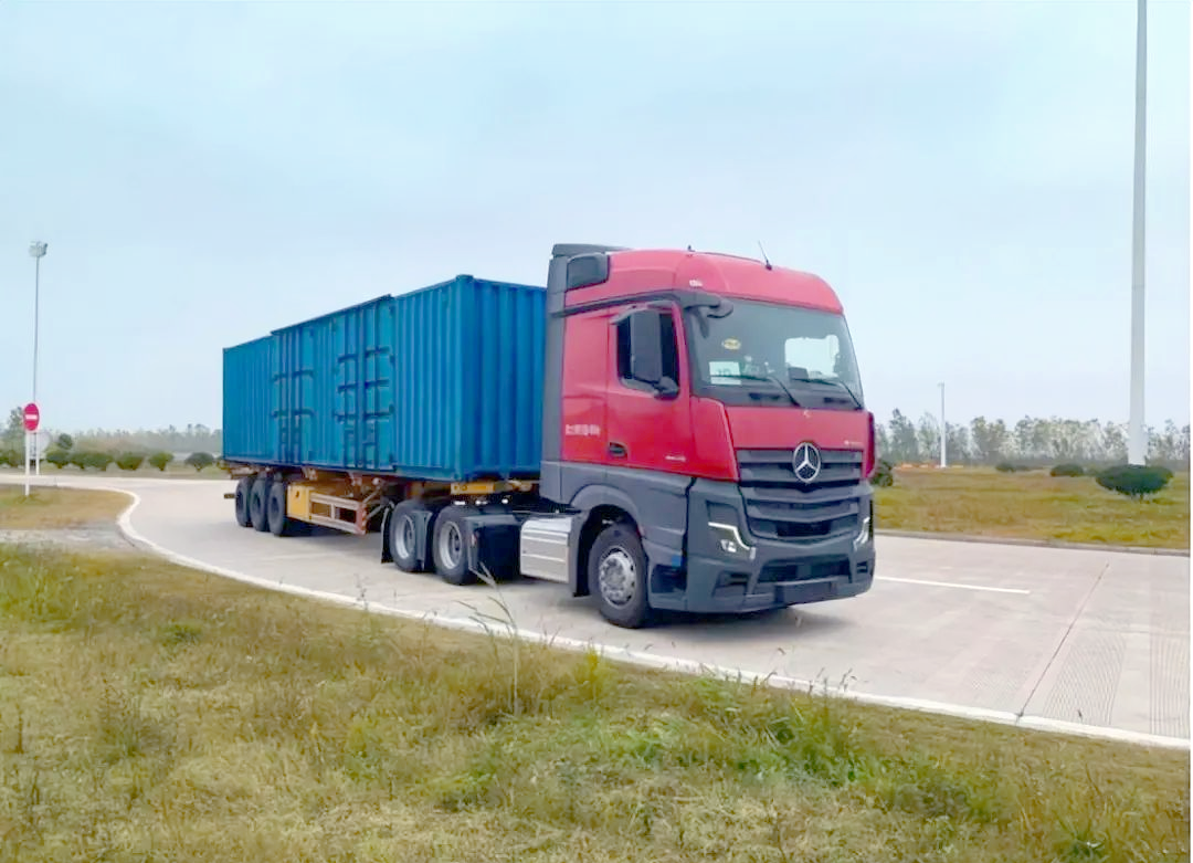 国产奔驰重卡发布,多款车型助力中国物流高效发展