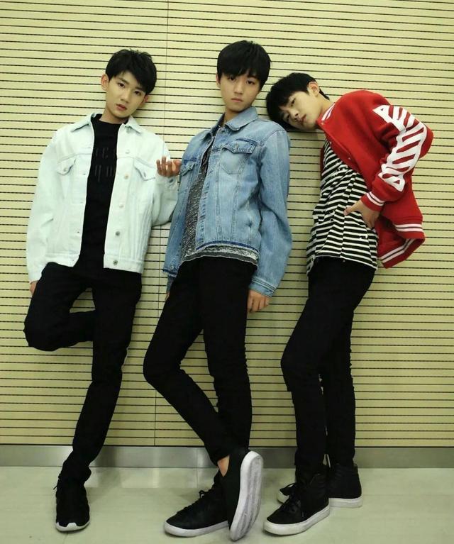 网曝王俊凯与经纪人穿情侣装现身香港,疑似回应虚假谣言