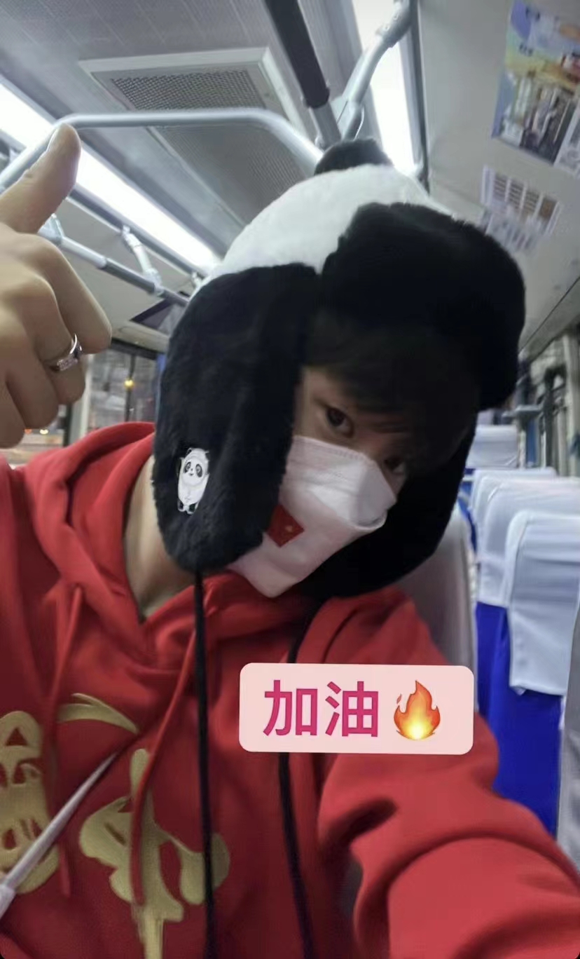 金博洋太贴心,把冰墩墩帽子送给俄花滑美少女,千金戴帽晒照感谢