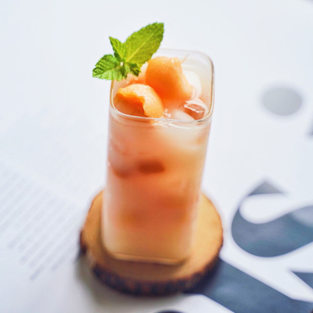 原料:哈密瓜,熟芋圆,气泡水,乳酸菌,冰块. 做法步骤