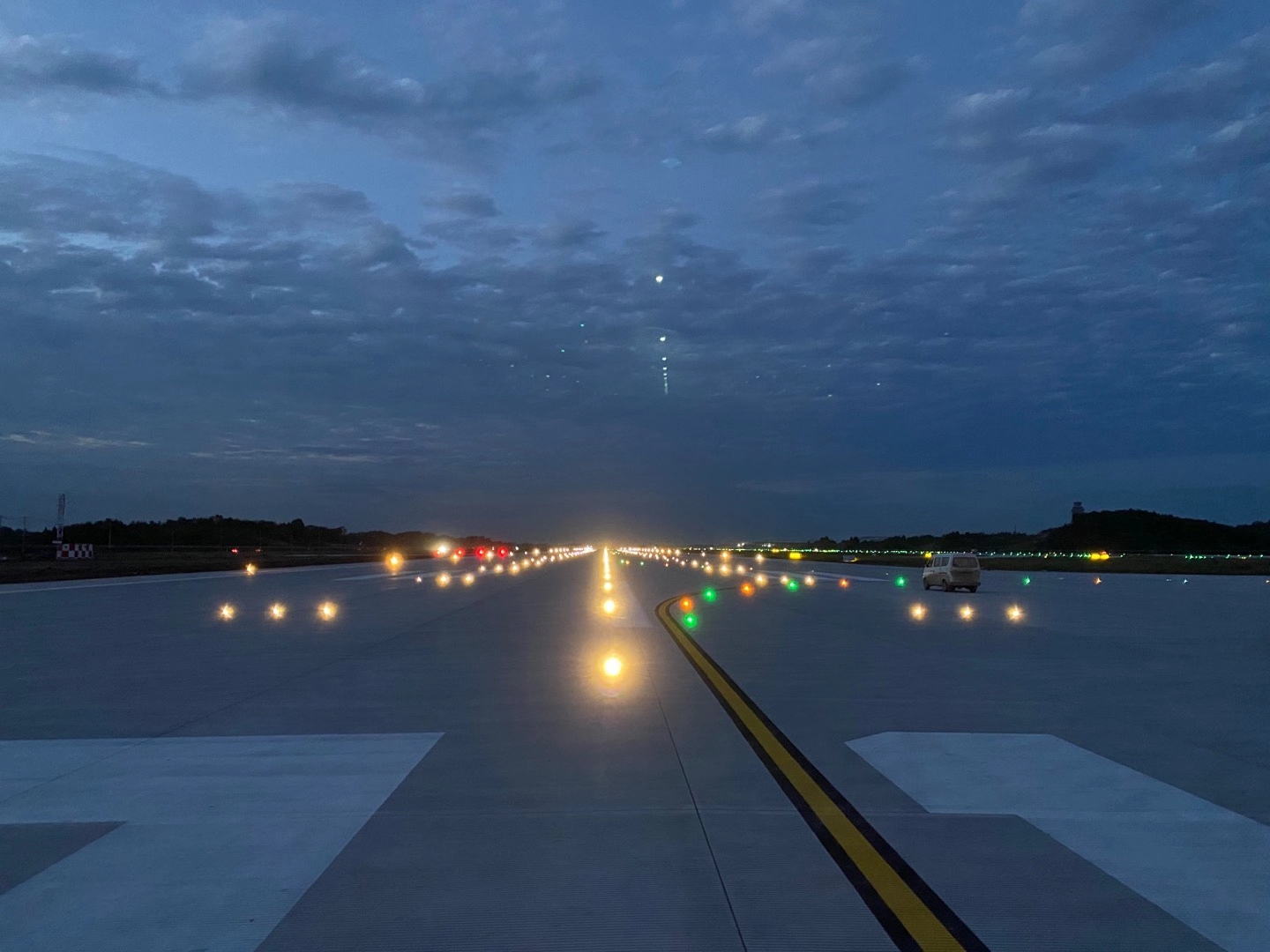 创多个全国首次 今晚,天府机场主跑道全面竣工啦!
