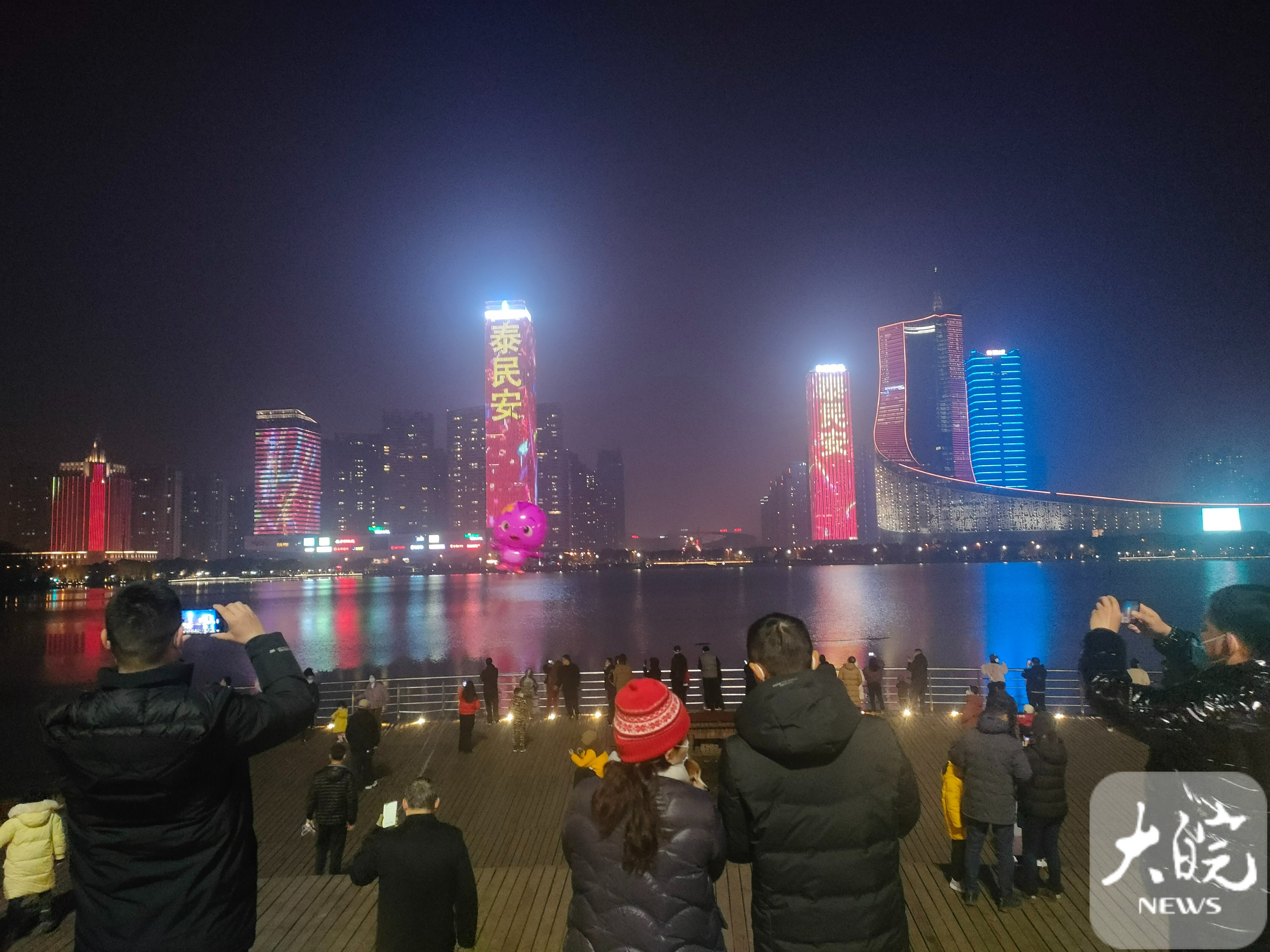 合肥天鹅湖新春灯光秀美轮美奂