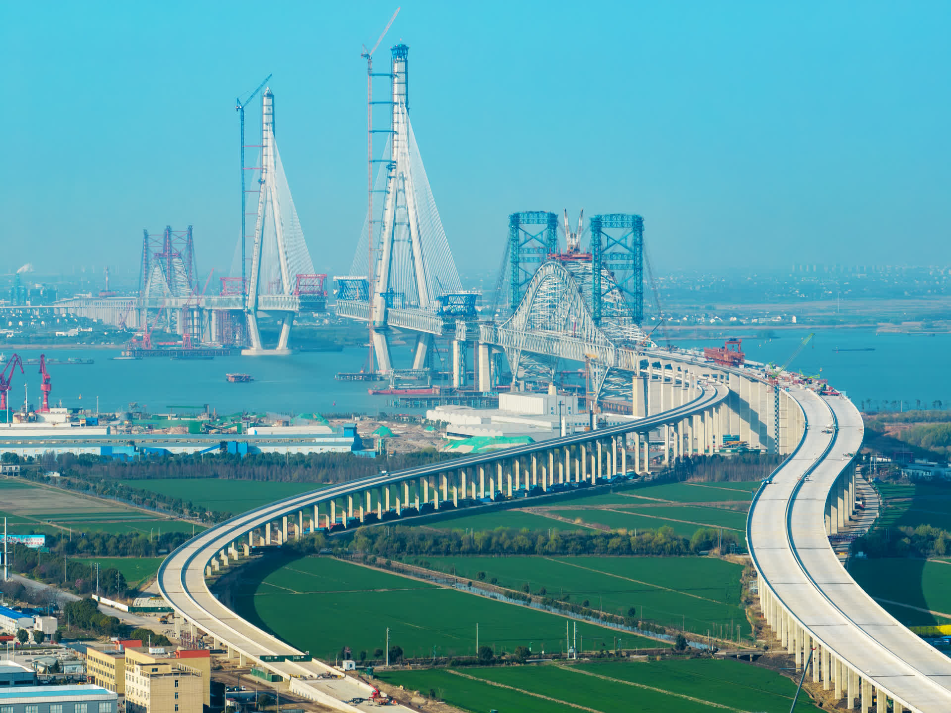 32国外媒记者打卡常泰长江大桥:"无可比拟""独树一帜"