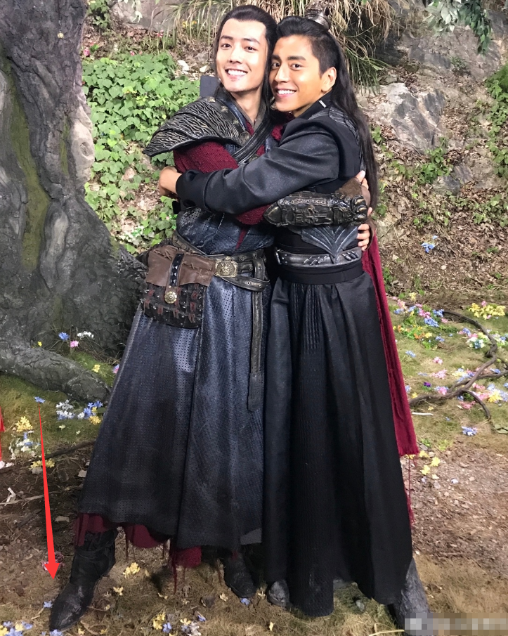 狼殿下花絮:肖战吊威亚稳落地,连转数圈难怪想吐,尖头皮靴亮了