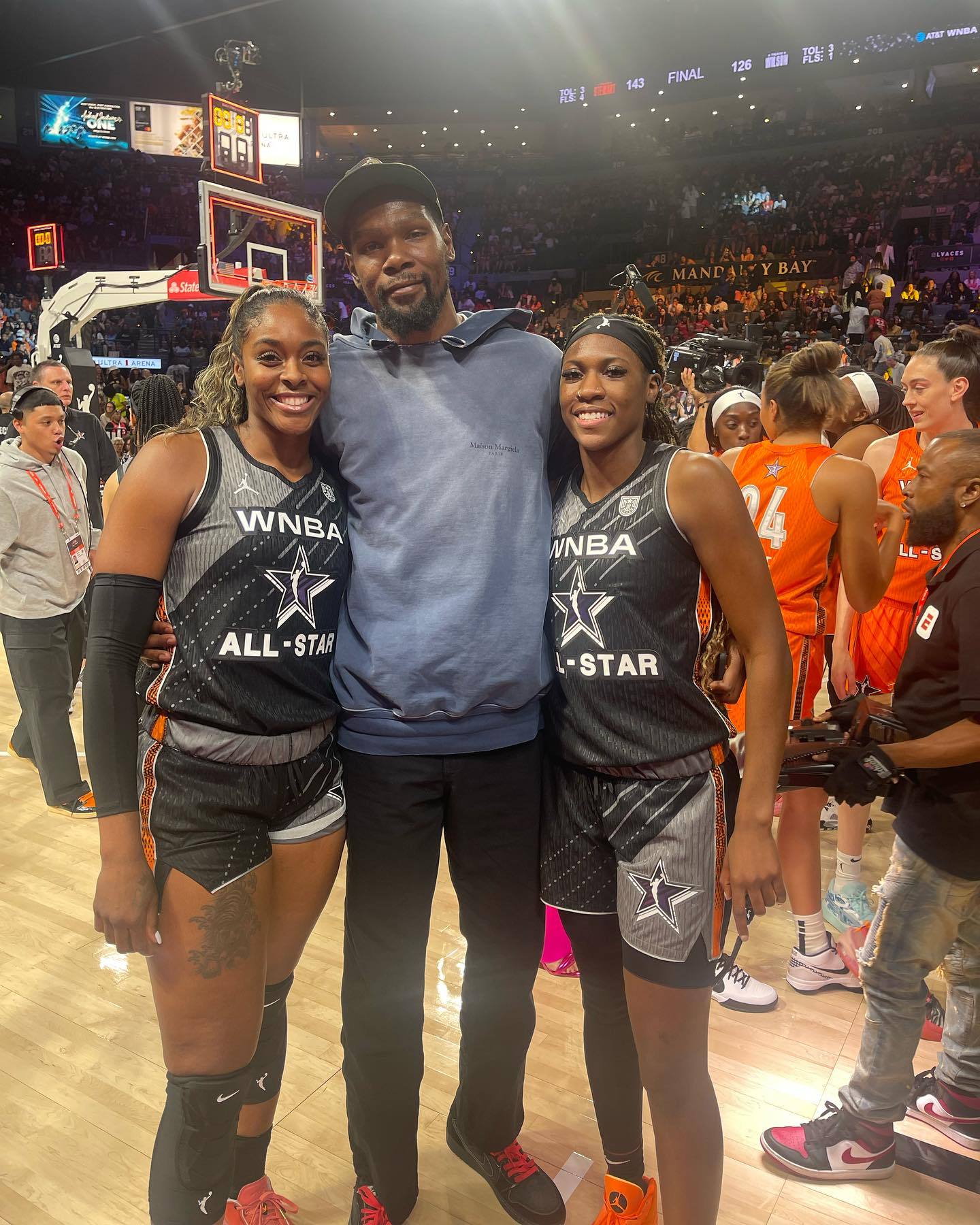 左拥右抱?杜兰特现身wnba全明星赛现场和wnba球星合照