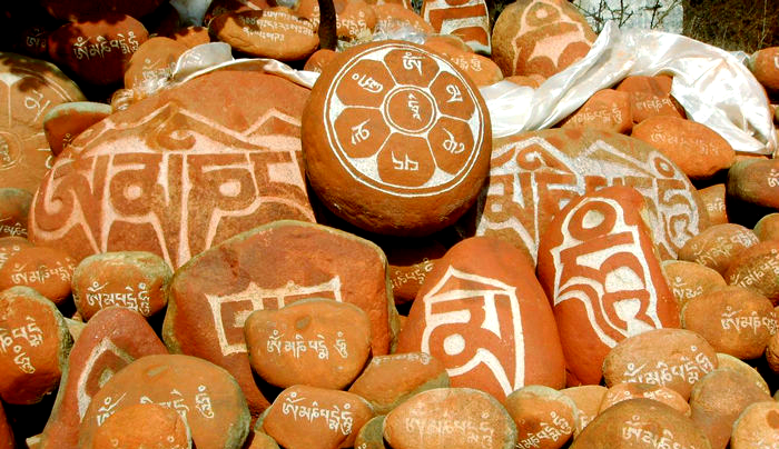 探秘藏地玛尼石:自然与信仰的交汇