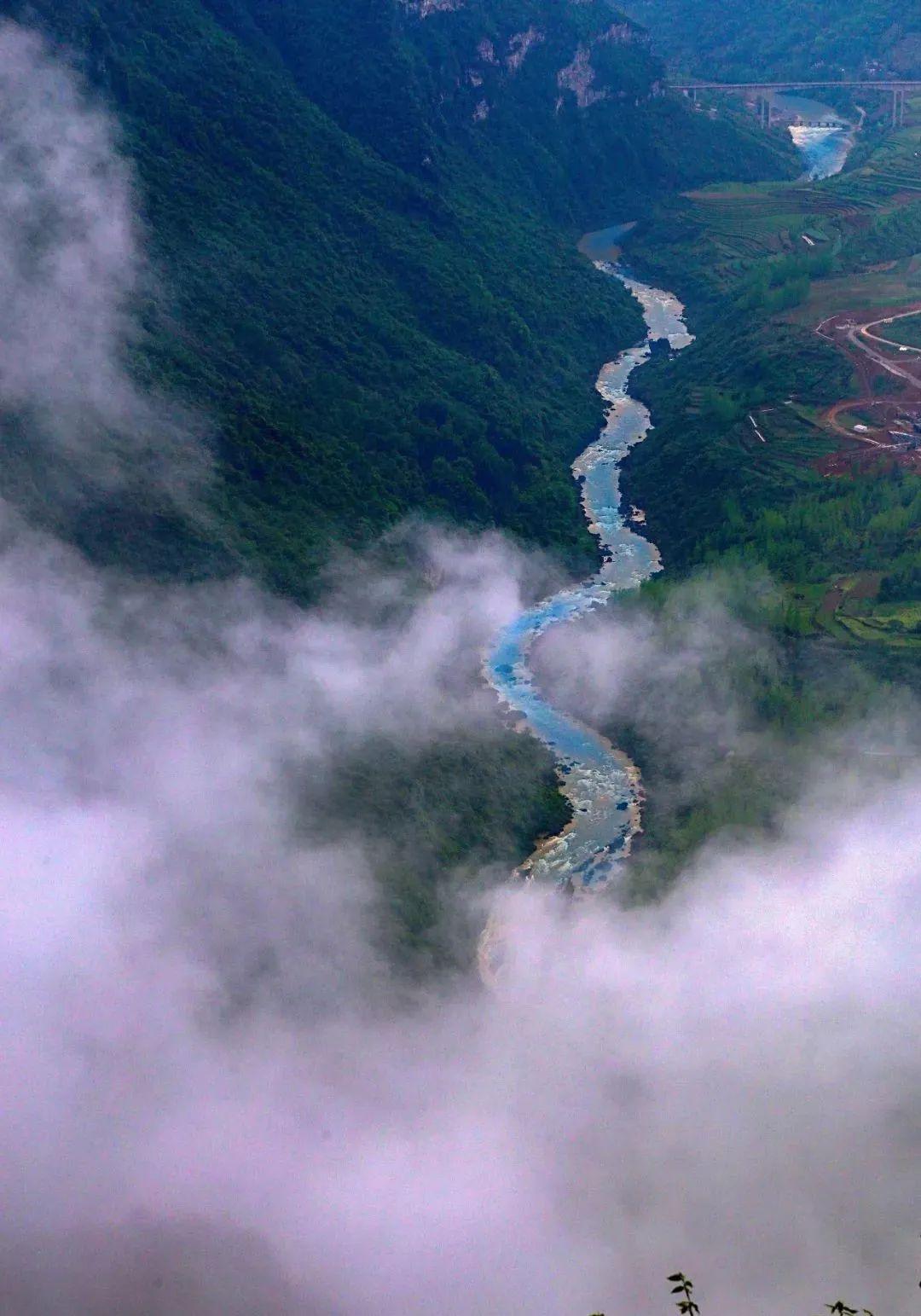 这条交织山水风光与民俗风情的景观型河流,沿途孕育了恩施大峡谷