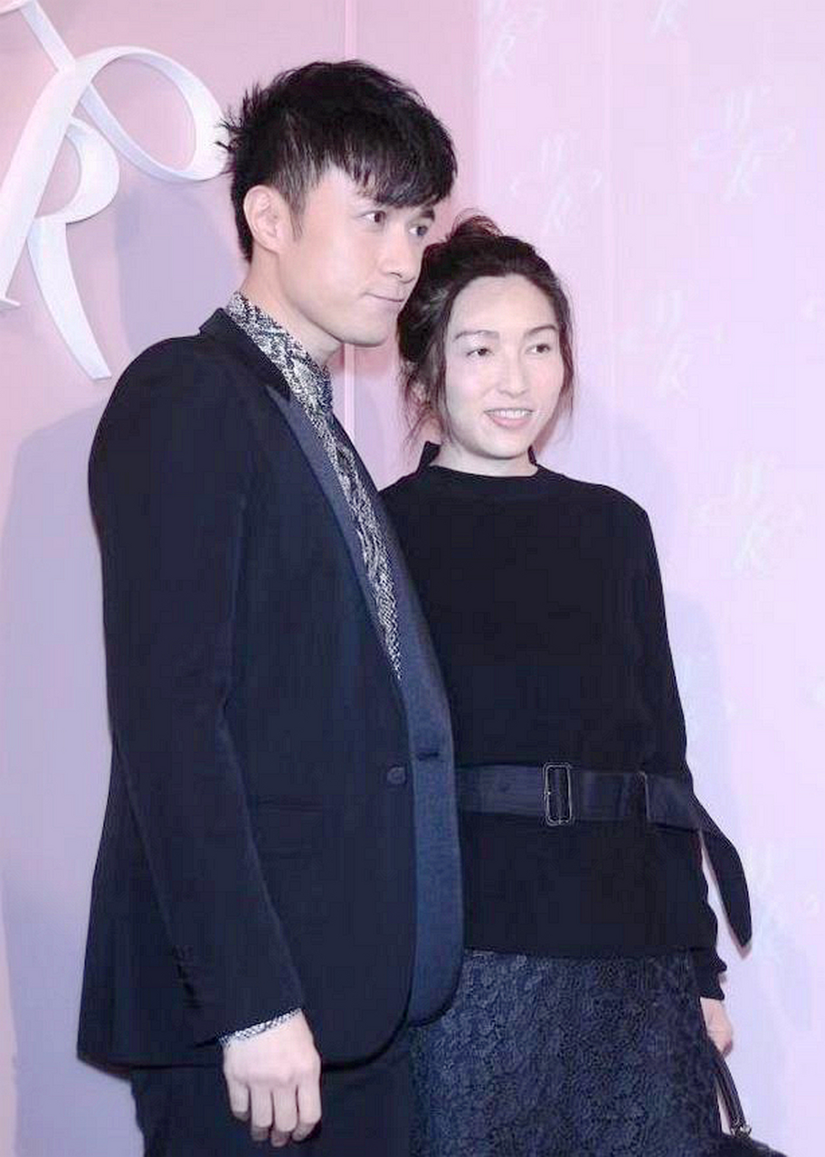 55岁古巨基老婆和林心如同框.