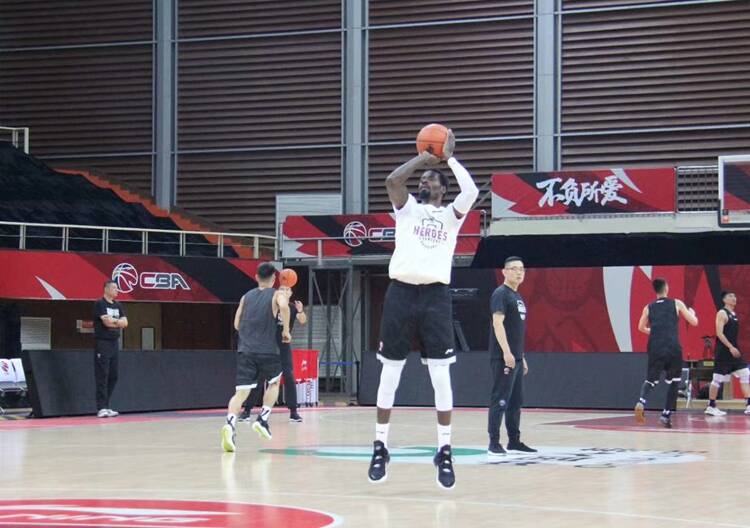 山东男篮全队踩场训练外援哈里斯亮相 19日首战北控