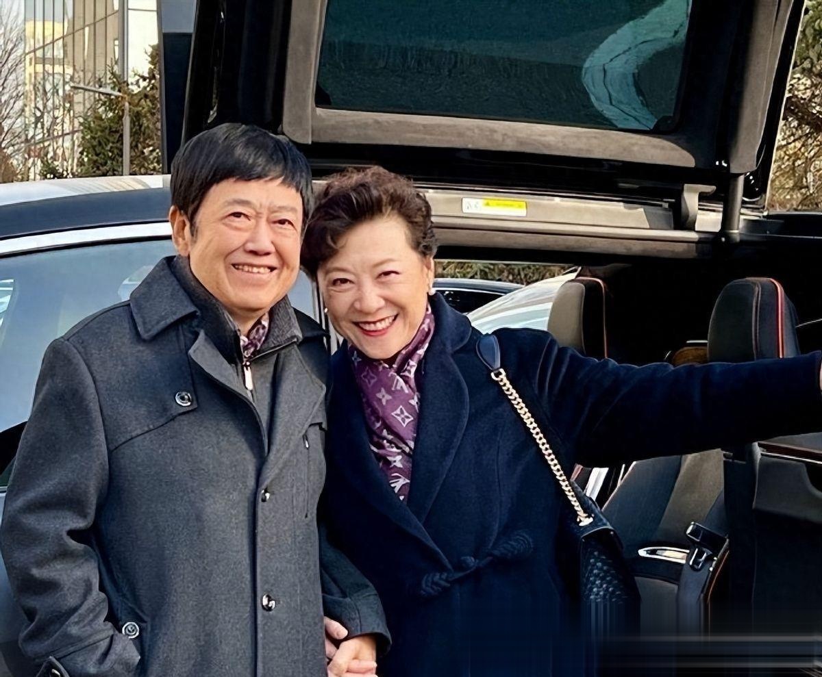 王群追悼会上,王馥荔哭得让人心疼,侯勇林永健等好友送花圈