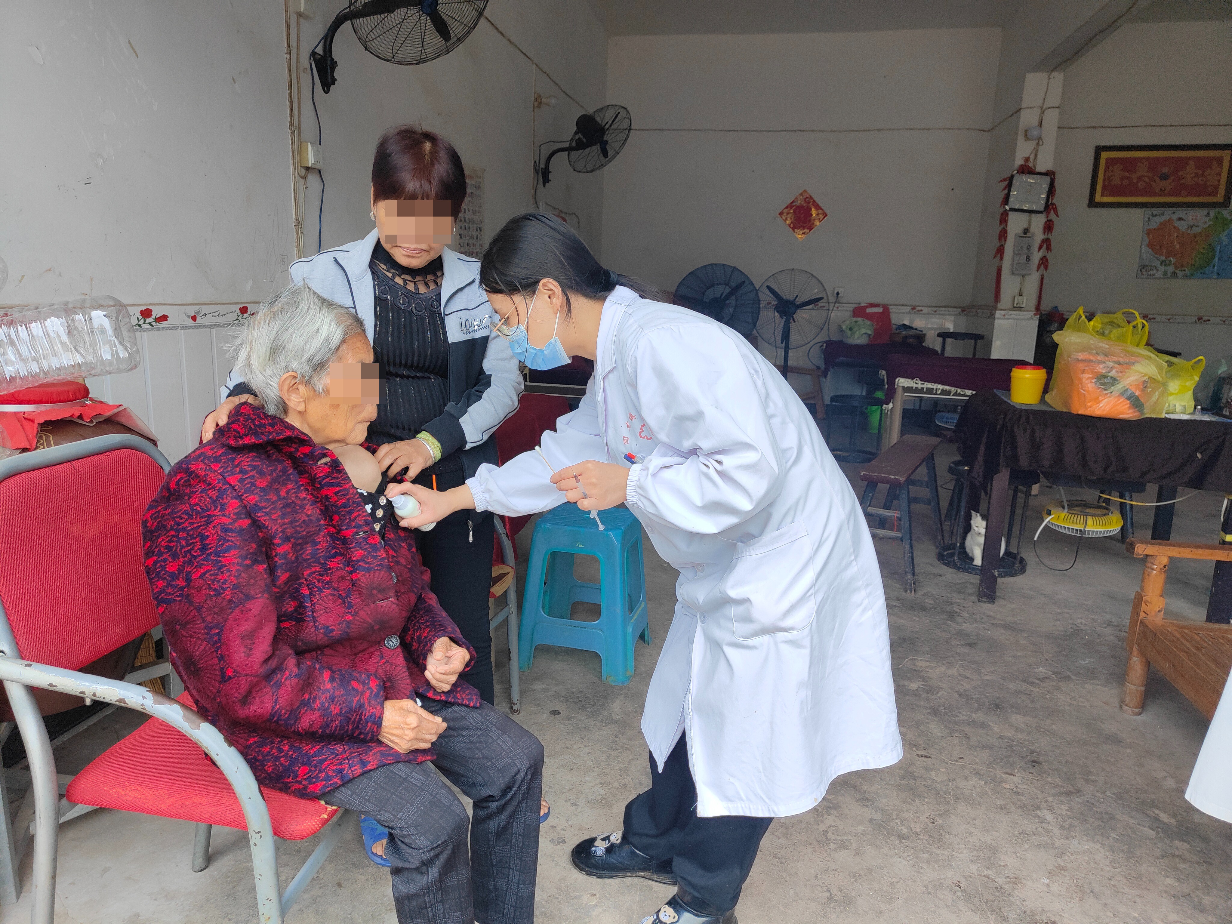 我为群众办实事,风雨无阻送服务,大安区回龙镇打通疫苗接种最后一公里