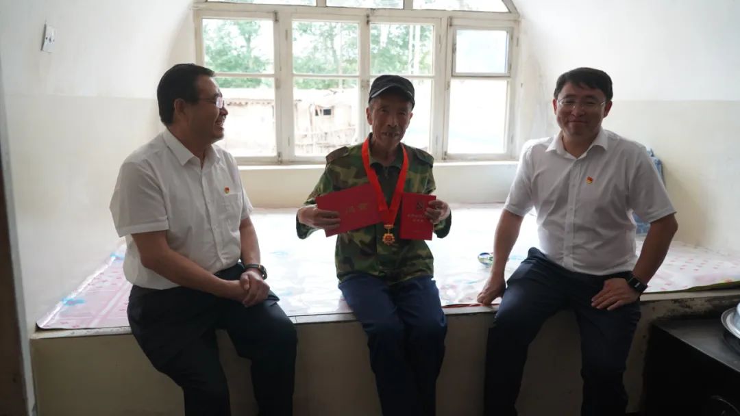 陈胡日查"七一"前夕走访慰问老党员