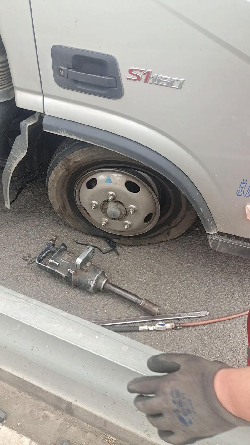 大货车爆胎了小车从旁边过