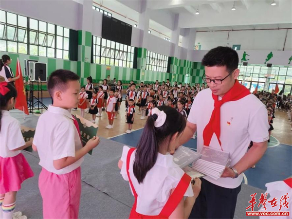怀化市碧桂园小学举行少先队入队暨"六一"表彰仪式