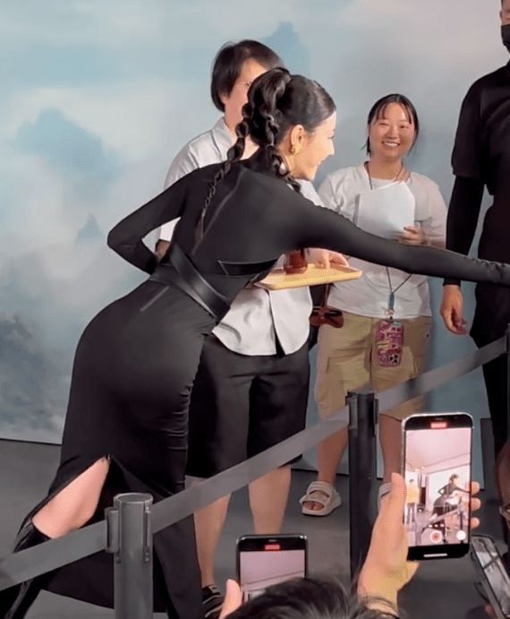 曝光:迪丽热巴最新动态,惊艳胯臀尽显,引发网友质疑垫假传闻!