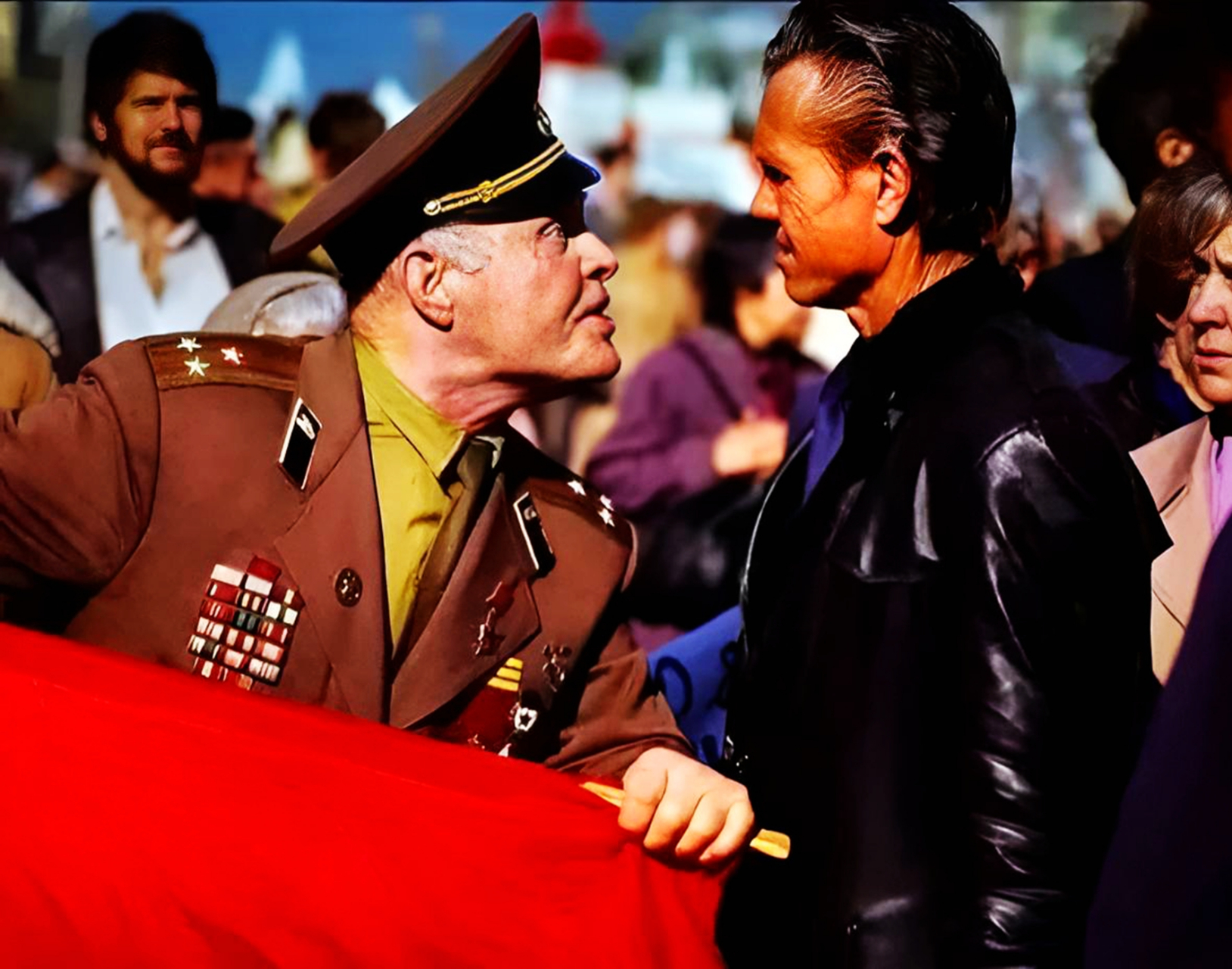 1991年,莫斯科红场,一位苏联陆军退役上校手举苏联国旗,用黑眼睛看着