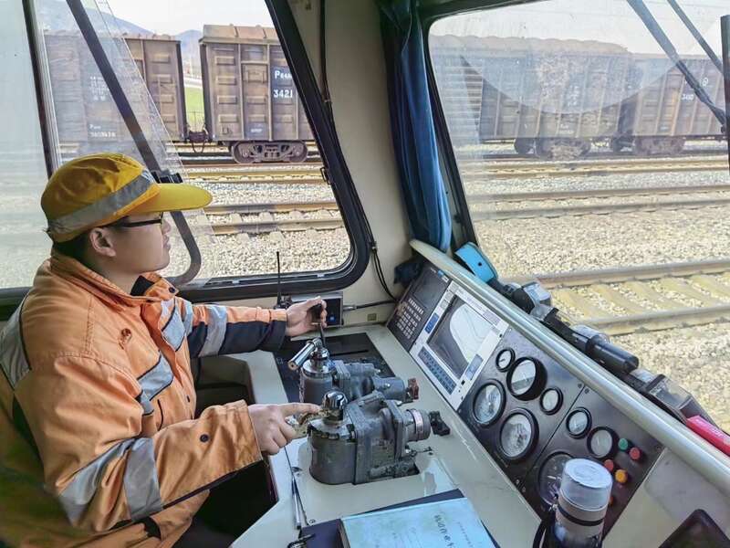 10年春运守护 90后轨道车司机书写"铁骨柔情"