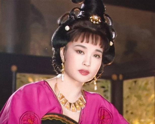 好家伙!70岁刘晓庆再演少女,膀大腰圆满脸玻尿酸,网友:辣眼睛