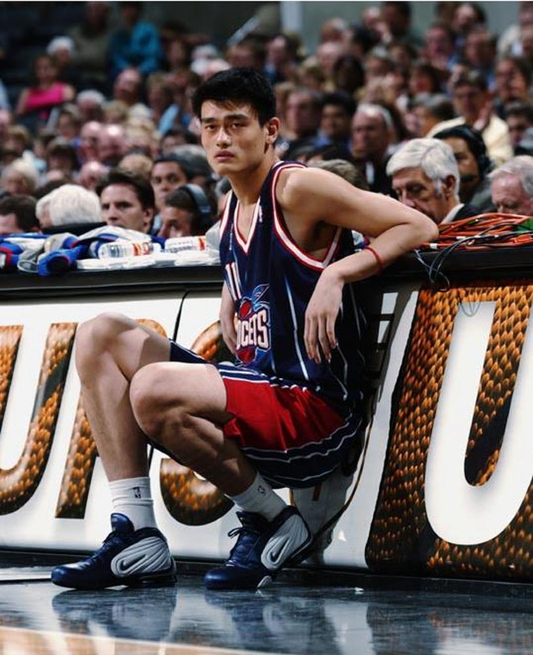 湖人给足诚意 作为nba历史上最杰出的中锋之一,姚明在他仅有的八个