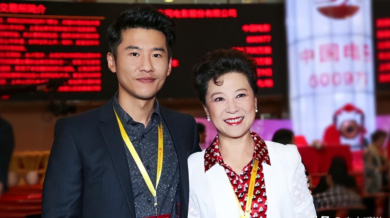 演员王骁:40岁走红,娶平凡妻子生一女,是母亲王馥荔的骄傲