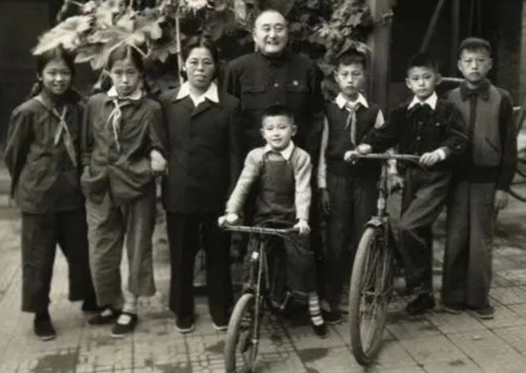 32岁姚维钧和63岁黄炎培见面6天就结婚,恩爱23年后她却服药自尽