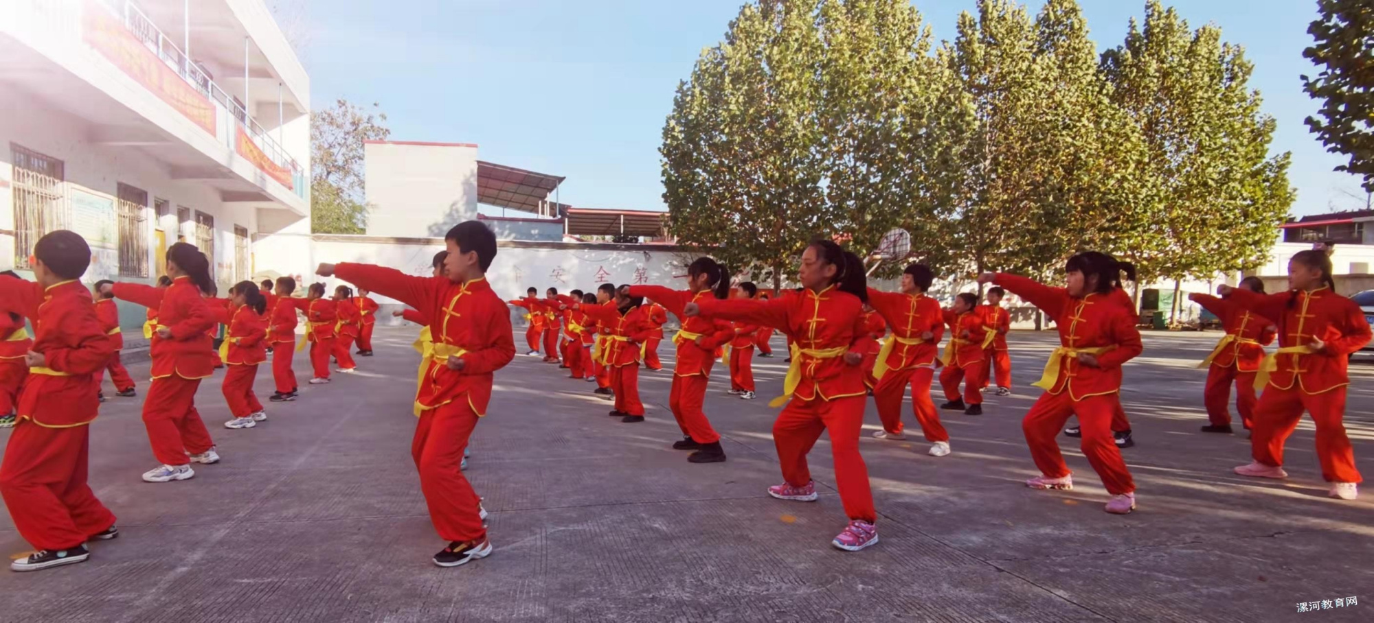 "一招一式,武尽英姿"——召陵镇张三岗小学五步拳体育教学
