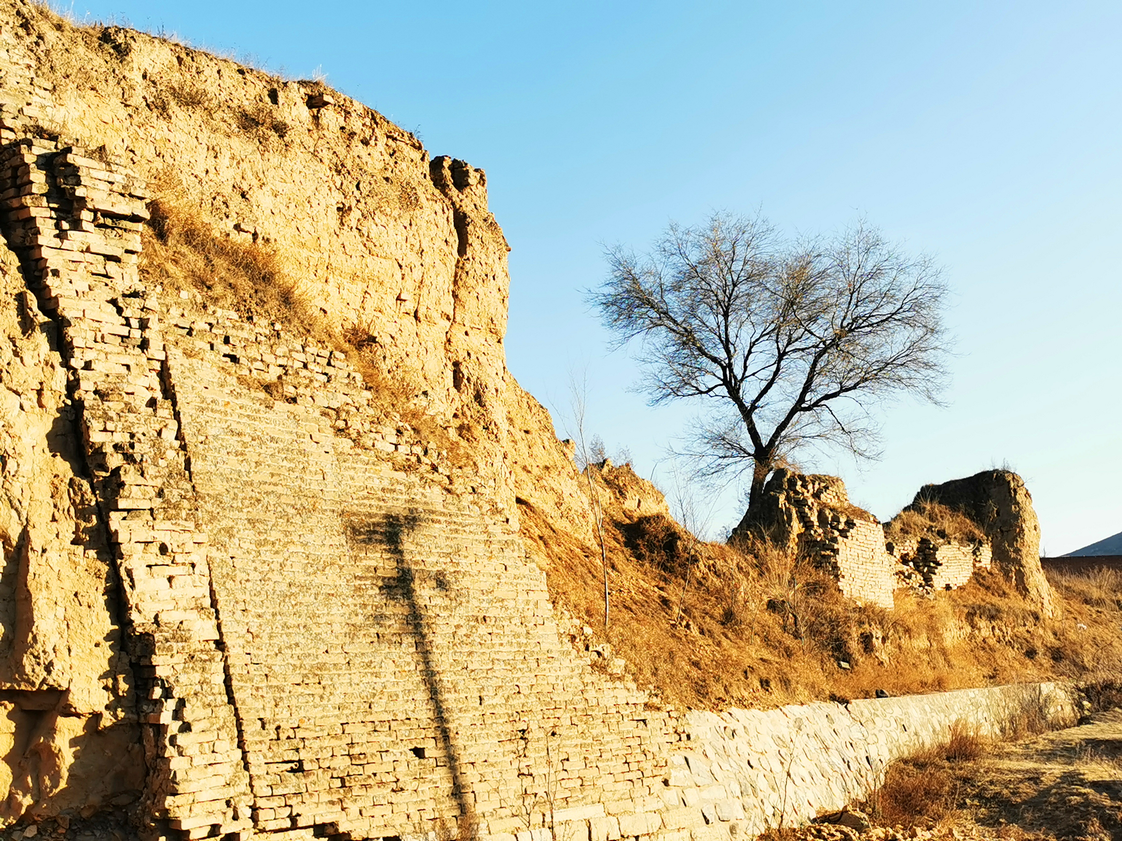 新广武村,一座古长城脚下的屯兵城堡,有"金斗银簸箕"之称