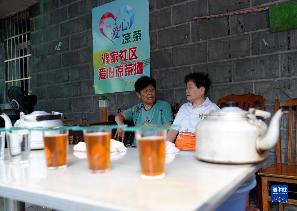 杭州:爱心凉茶摊 夏日送清凉