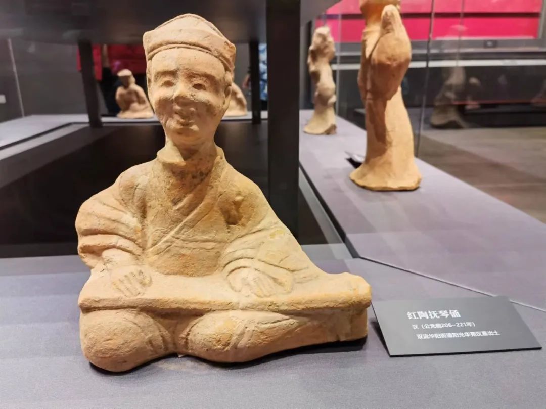 汉代陶俑,双流华阳出土四川大学博物馆馆长,历史学家霍巍曾经指 ":"