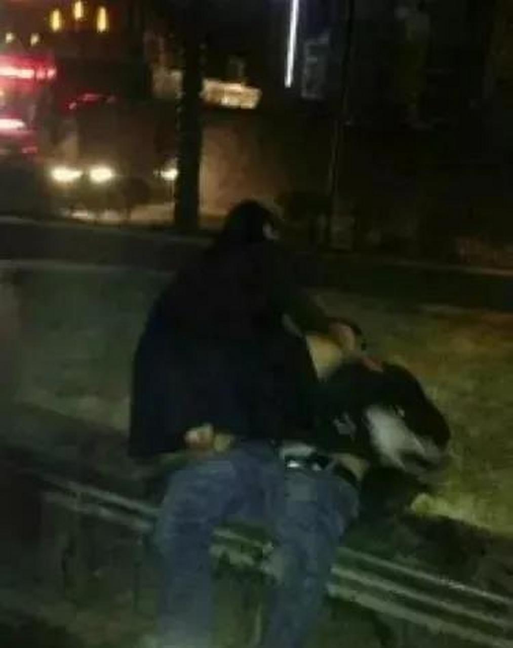 成都九眼桥一个女子在大街上将路边一过路男子直接按倒后脱掉裤子,猛