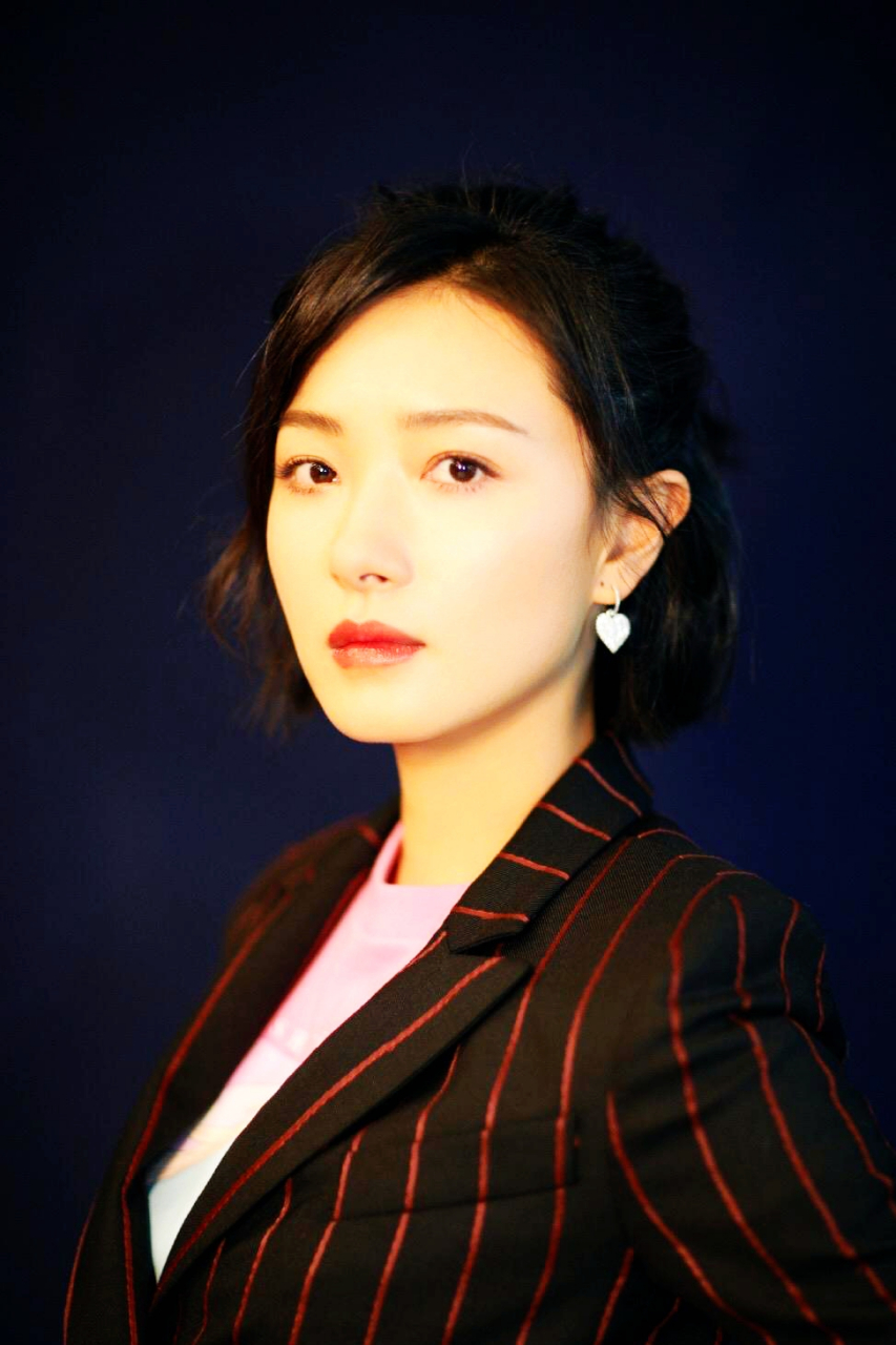 有人说万茜是大器晚成的女演员.有人说她很漂亮.