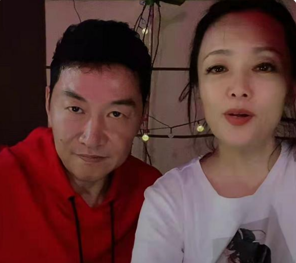 《插翅难逃》开播20年,张世豪郭金凤夫妇合体"搞钱"