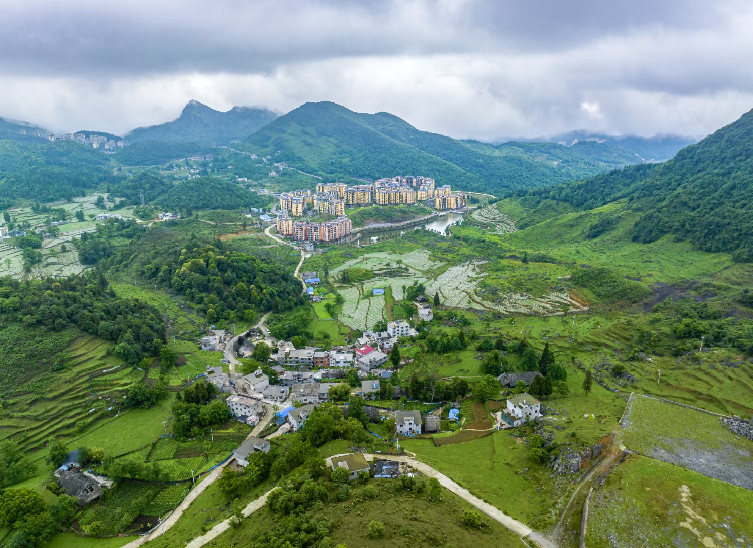贵州仙源镇避暑房,泰达谷海拔1400米,有山有水有草原,离场镇近