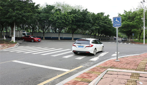 驾车通过无信号灯的交叉路口应该减速让行?