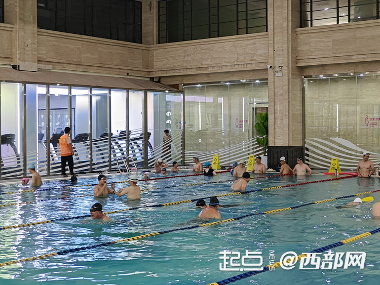 畅"游"一夏 西安游泳馆里小学生成"主角"