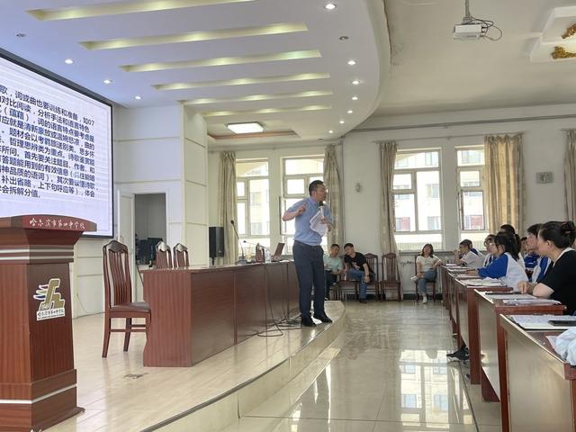 哈尔滨第四中学校长走上讲台,为高三学子做考前指导