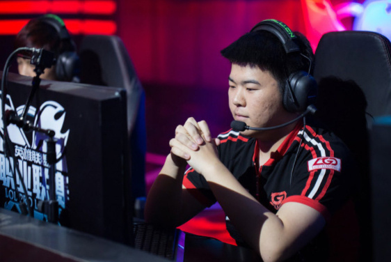 韦神godv退役却遭嘲讽,一个反向q被吐槽了整整7年,再见天才中单