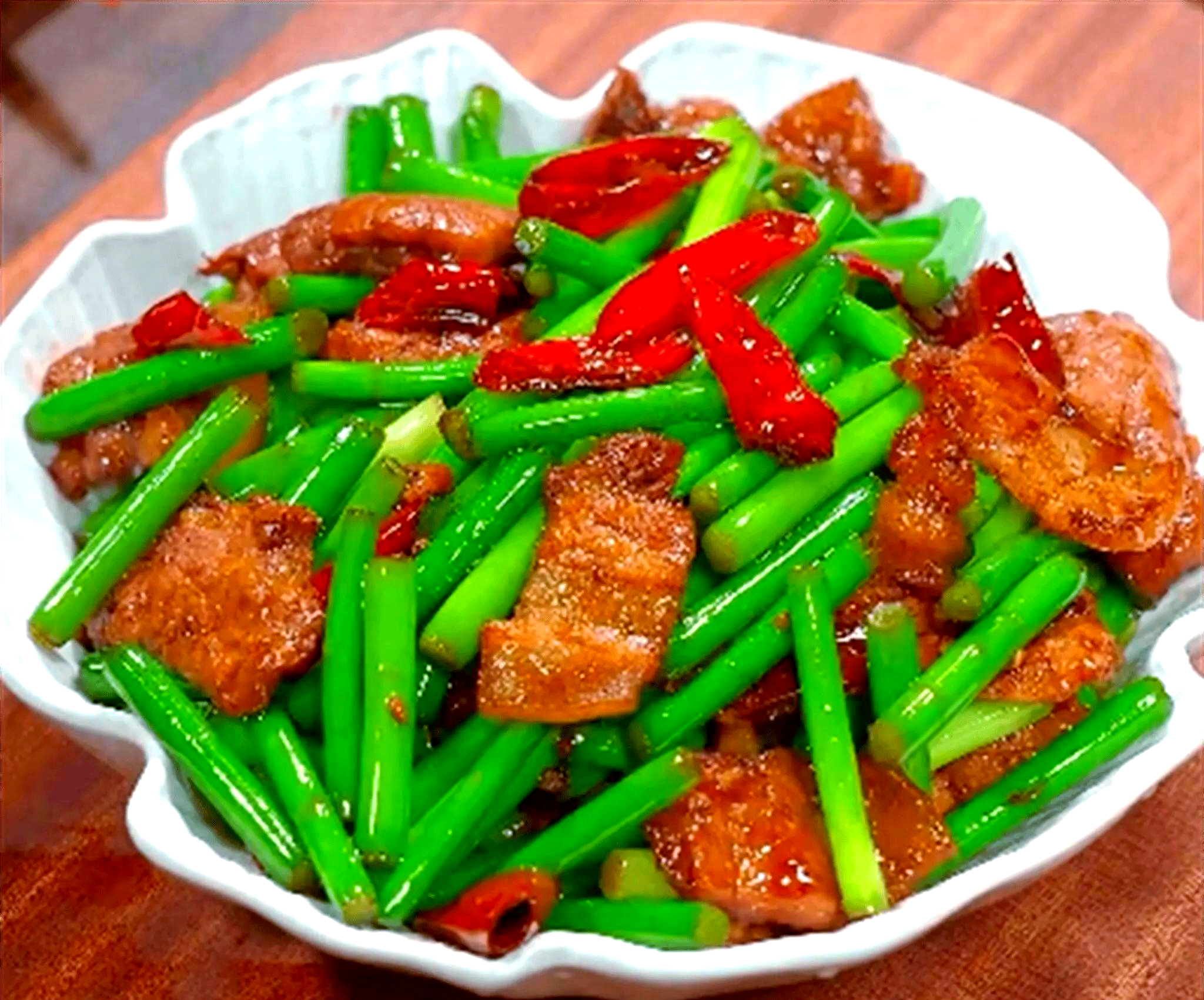 经典家常美味:五花肉炒蒜苔制作全攻略