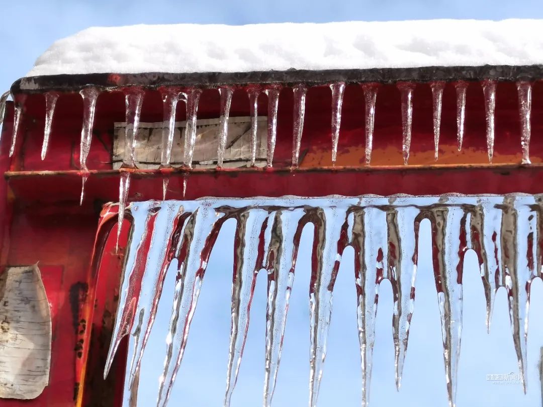高空坠冰 地面湿滑,头上脚下要同防