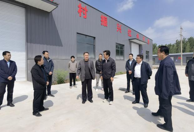 张传亭同志一行到嘉祥县看望省派工作队员