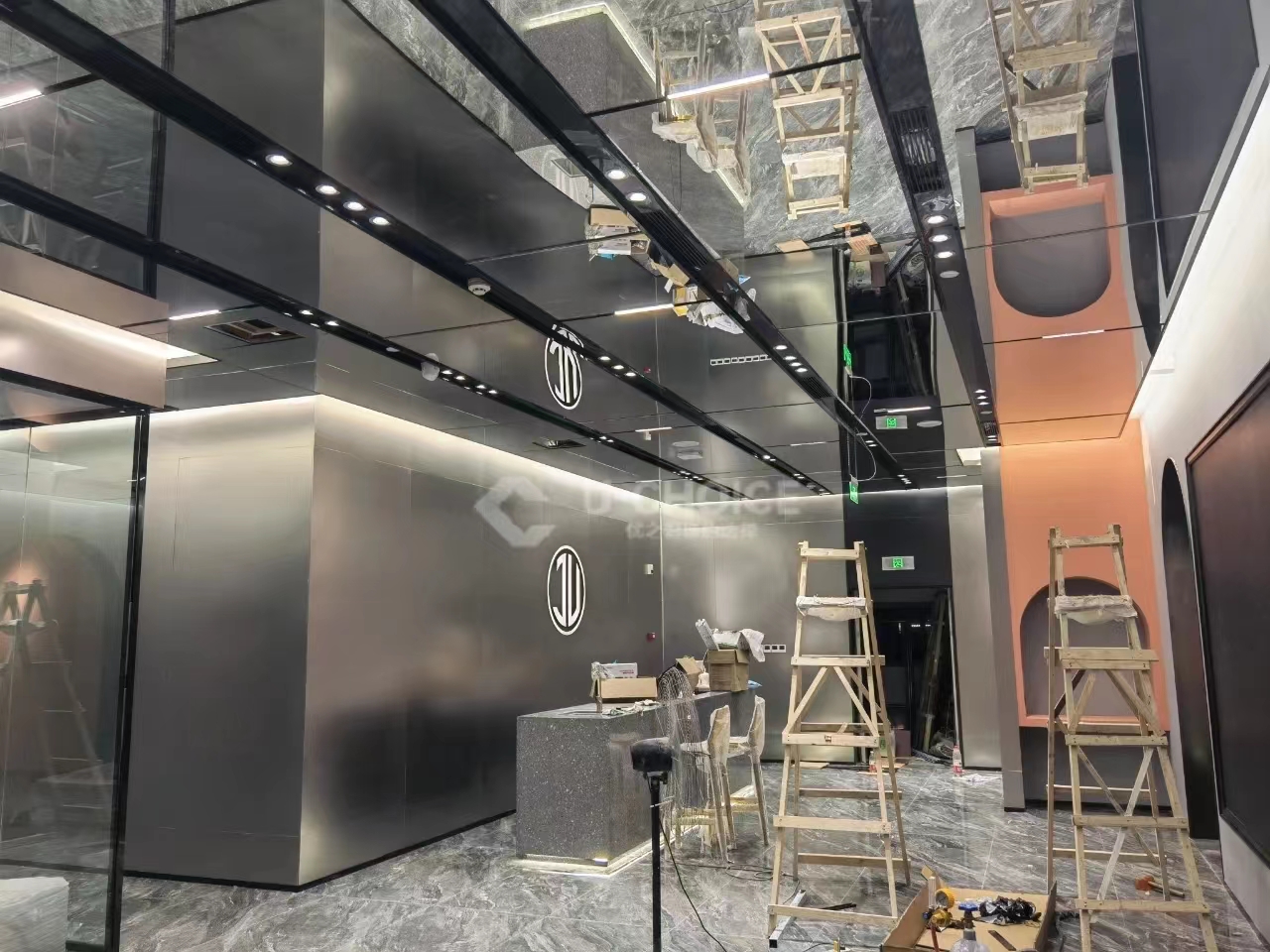 镜面不锈钢蜂窝板吊顶,打造健身房的璀璨视觉盛宴