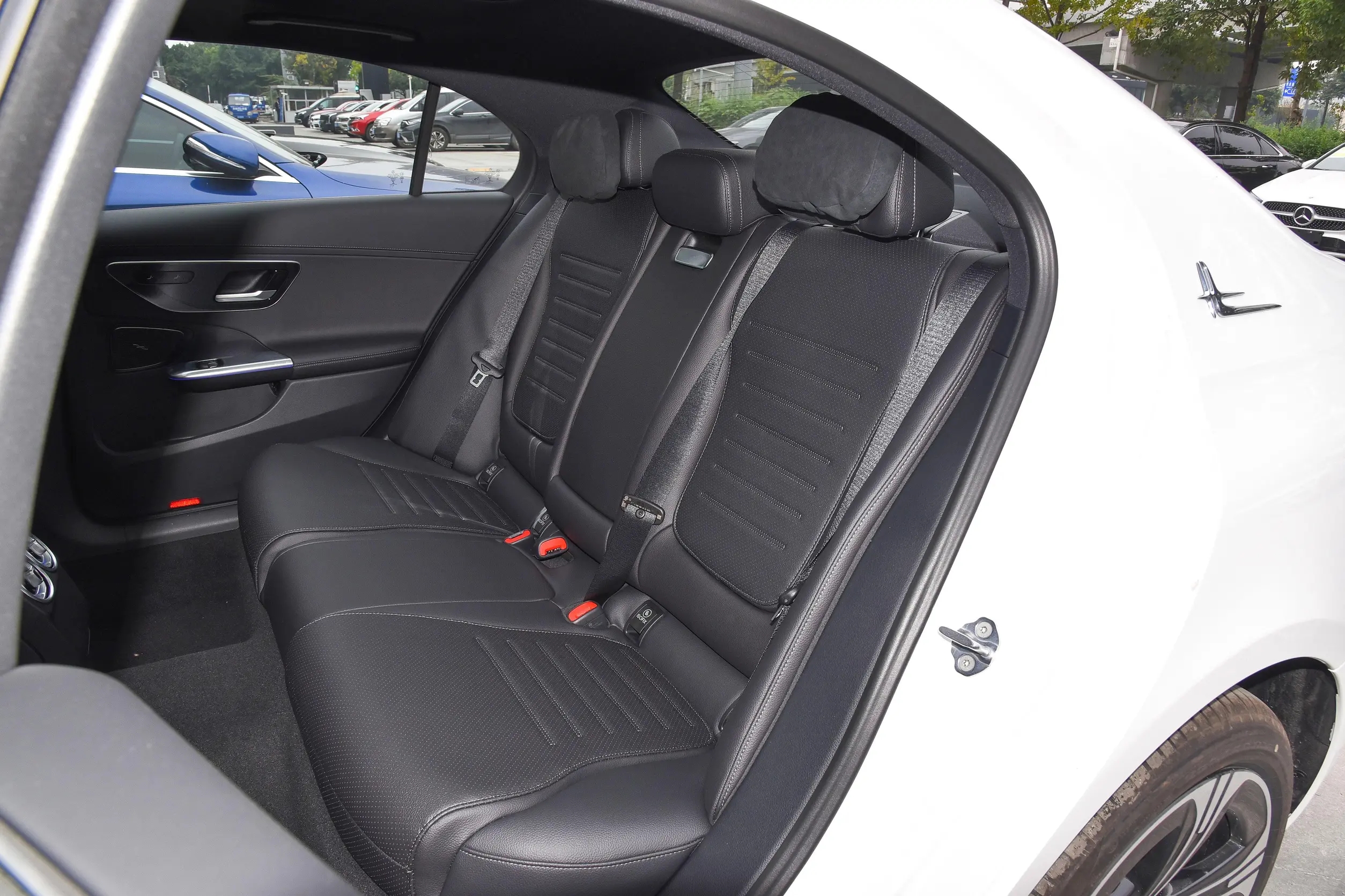 新款奔驰c级上市,豪华环境氛围灯标配变选配,35.18万元起