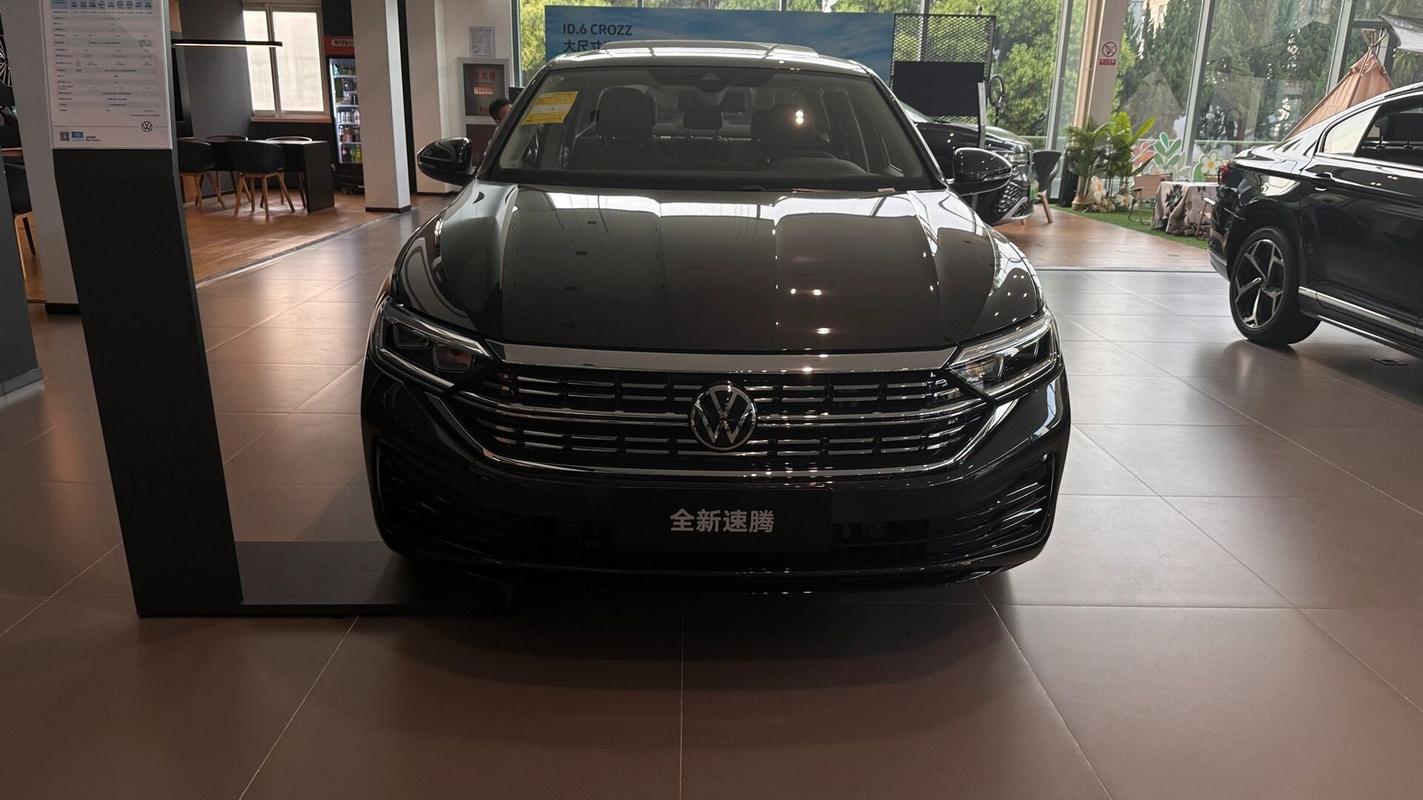 速腾锰石黑与白车剐蹭,这个严重吗,怎么解决合适?