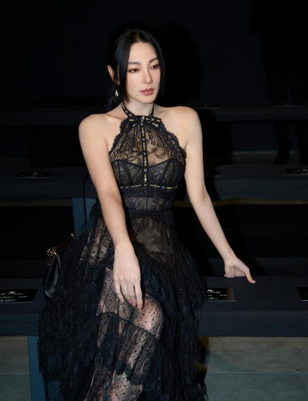 又被张雨绮"大尺度"惊艳到,镂空透视蛋糕裙尽显凹凸身材,一般人不敢穿