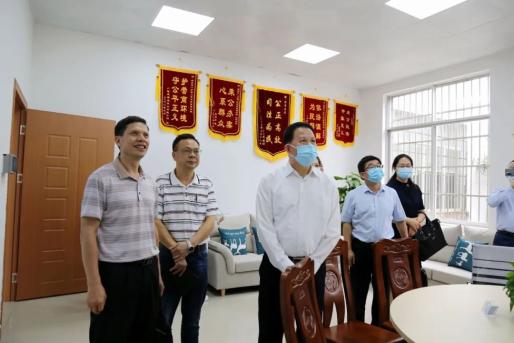 贺州市人大常委会副主任肖民到信都法庭调研指导