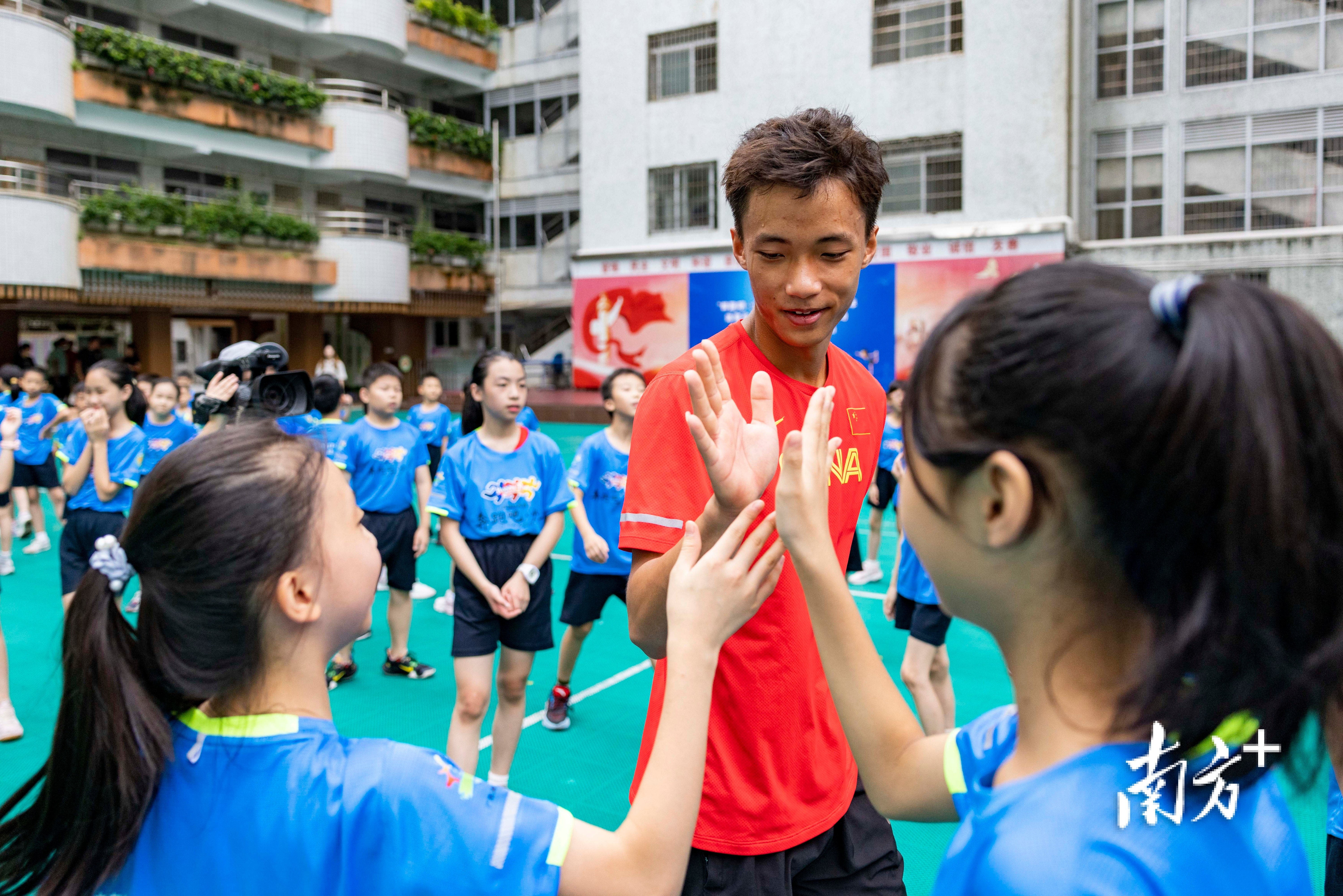 吴昊霖师徒走进建设大马路小学,于快乐中感受田径魅力