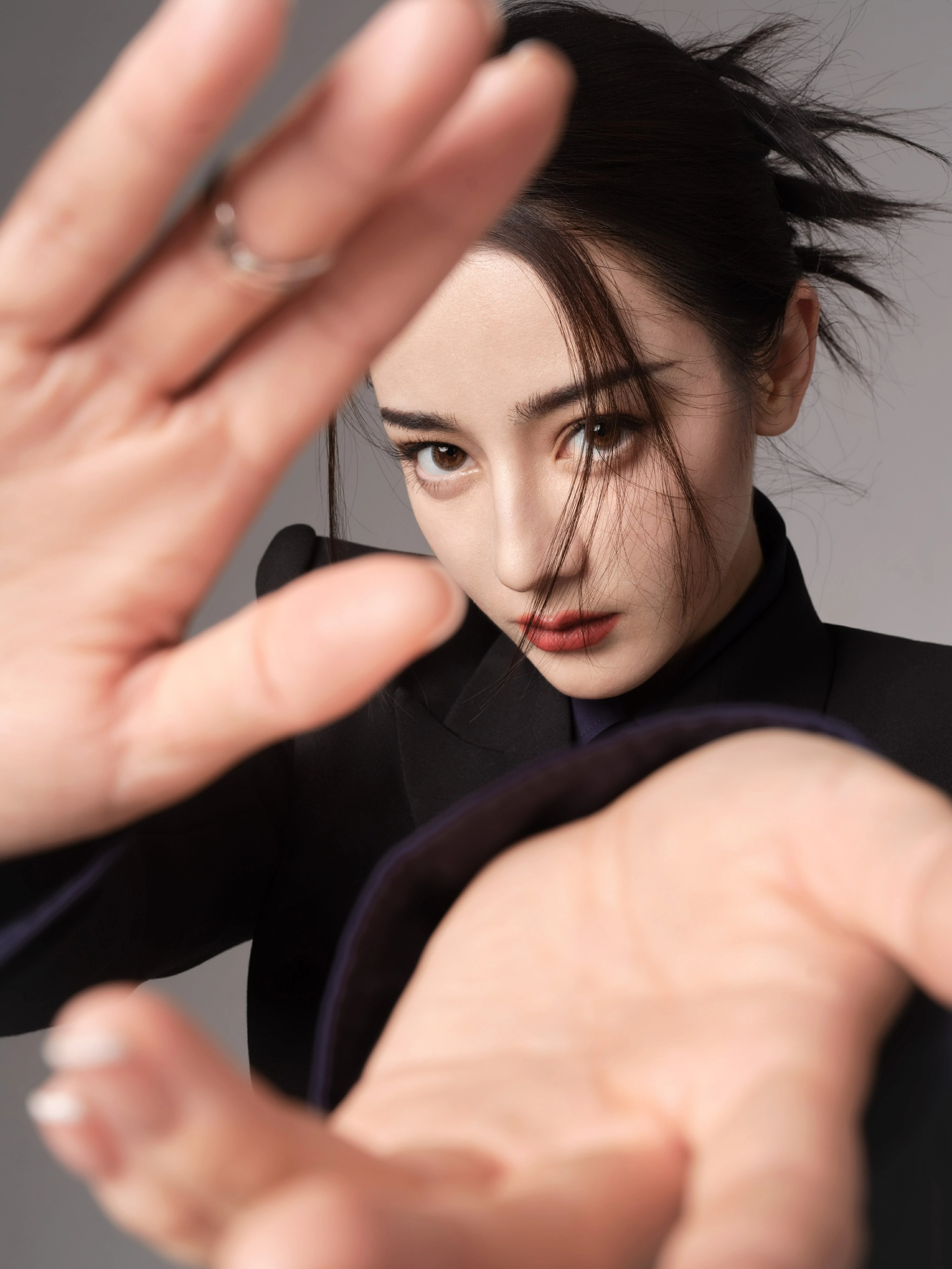 浓颜系大美女迪丽热巴带来异域风格视觉冲击黑色西装套装造型大片