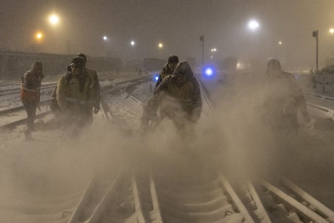 (鏡觀中國·新華社國內新聞照片一週精選)一夜無眠戰暴雪